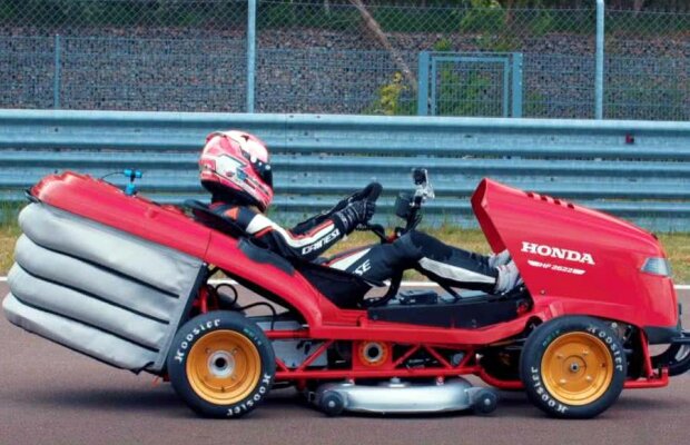 VIDEO Record mondial: o mașină de tuns iarba a depășit 240 km/h! Imagini spectaculoase