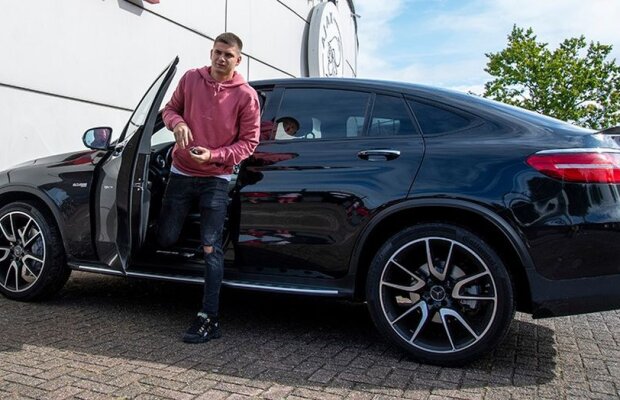 VIDEO Răzvan Marin a început pregătirea la Ajax: a venit la stadion cu superbolidul pus la dispoziție de club: „Sunt foarte fericit”