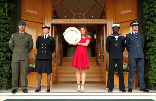 GALERIE FOTO Lady in Red » Simona Halep, apariție spectaculoasă! Sesiune foto cu trofeul la Wimbledon