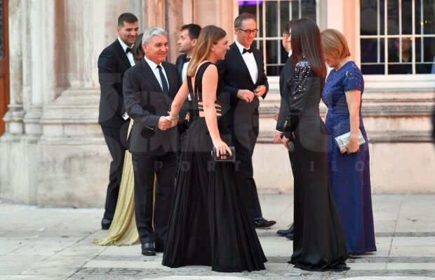 SIMONA HALEP LA GALA WIMBLEDON // FOTO Simona, în centrul atenției la Londra: a făcut senzație cu o rochie neagră, cu decolteu adânc