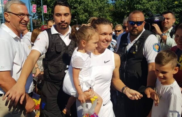 VIDEO+FOTO Simona Halep le-a prezentat trofeul de la Wimbledon constănțenilor: mii de oameni au întâmpinat-o cu urale! A urcat pe scenă cu nepoata ei, Tania