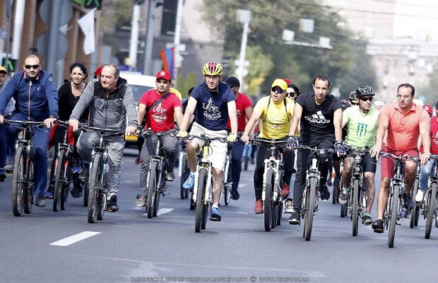 ALASHKERT - FCSB // FOTO Primarul-comediant! A jucat în 10 filme și iubește ciclismul: „Am participat la mai multe curse”