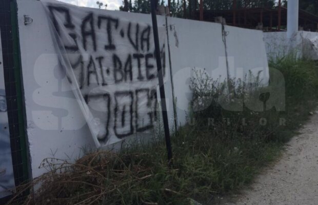 FCSB // FOTO EXCLUSIV Peluza Roș-Albastră a ajuns la capătul răbdării » Protest la baza din Berceni: „Cât vă mai bateți joc de noi?”