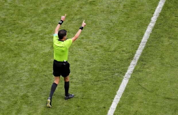 Ca la noi la nimeni! Un meci oficial din Sălaj a fost condus la centru de către doi arbitri!