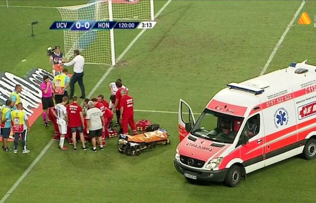INCIDENTE CRAIOVA - HONVED // FOTO 30 de minute NU s-a jucat pe „Ion Oblemenco”! Arbitrul a fost lovit din peluză, meciul s-a reluat cu rezerva la centru
