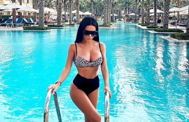 GALERIE FOTO A renunțat TOTAL la haine! Profesoara de fitness votată cea mai hot apariție a verii