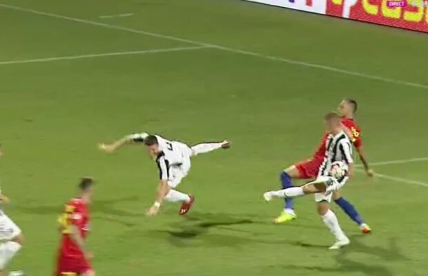 ASTRA - FCSB // VIDEO Fază controversată în debutul partidei! Roș-albastrii au cerut penalty