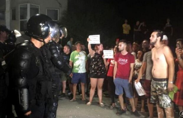 Complicitatea interlopi – poliție – procurori i-a scos în stradă pe oamenii din Oltenia. Un mafiot eliberat zilele trecute se joacă cu cuțitul la gâtul unui porc, ca o amenințare!