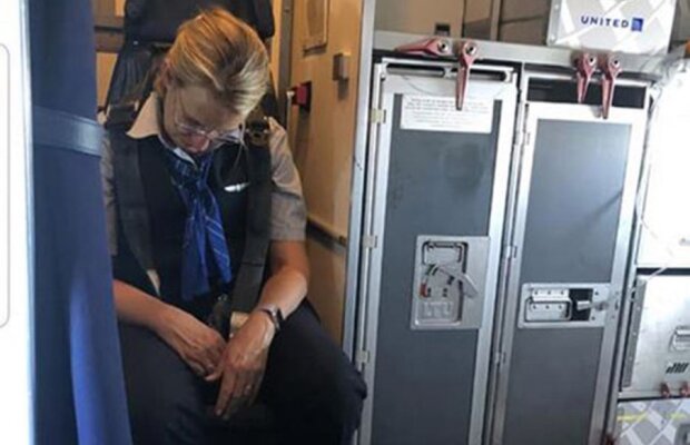 VIDEO O stewardesă s-a îmbătat în timpul zborului. Ce a urmat e zguduitor