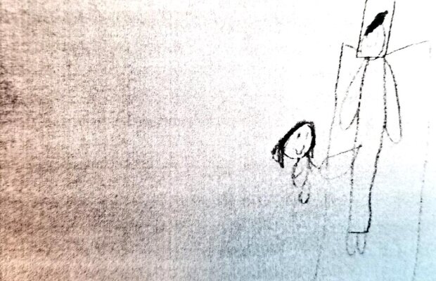 Triplu violator de copii lăsat liber de judecători! Cum arată schițele în care fata de patru ani a desenat agresiunea sexuală. Afectată emoțional, ea conturează până și copacii ca pe un falus! 