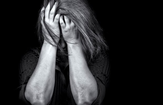 „Le-am spus că sunt ținută cu forța și nu au făcut nimic”. Traficată la 16 ani în Caracal și apoi violată, victima povestește cum polițiștii „m-au făcut curvă și mi-au zis «da’ ce, ție nu ți-a plăcut?»” 