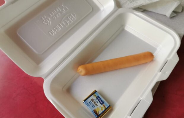 Cum arată micul dejun al medicilor de gardă de la „Nasta”: un crenvurst și unt! Firma de catering e abonată la contracte cu instituții publice conduse de PSD