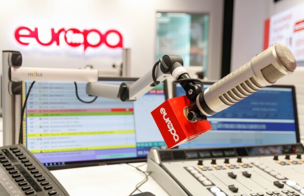 În urma dezvăluirilor din Libertatea, Europa FM a anunțat că renunțase la campania publicitară comandată de Gabriela Firea și că donează cei 167.000 de lei încasați deja!