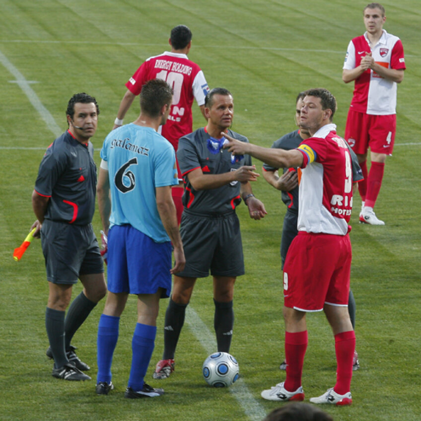 In 2009, Dinamo a pierdut la Urziceni si pe mina arbitrilor spanioli