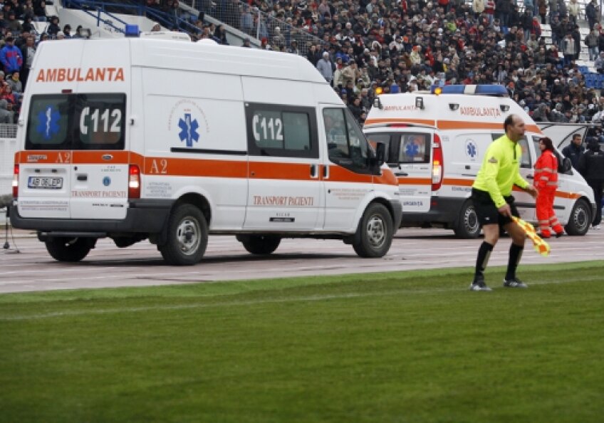 La meciul dintre Unirea Alba Iulia şi Rapid Bucureşti, organizatorii meciului au apelat la două maşini de salvare.