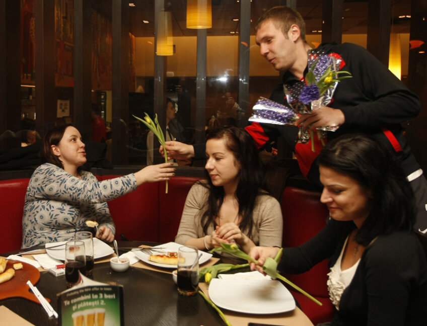 Dinamoviştii au oferit azi flori  femeilor de ziua lor