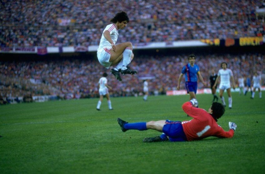Lăcătuş sare acrobatic peste portarul barcelonezilor, în finala din 7 mai 1986. Alesanco, în plan îndepărtat, respiră uşurat