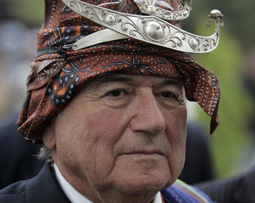 Sepp Blatter, 75 de ani, cu coiful pe cap. Cadou din Timorul de Est