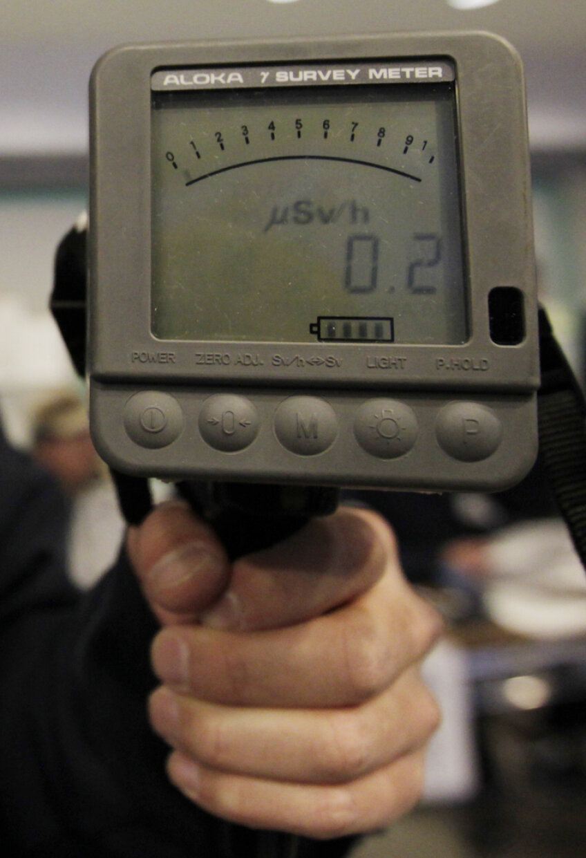 Acest aparat masoara nivelul de radiatii dintr-o sala de gimnastica in care se adapostesc acum sinistratii din Japonia.
