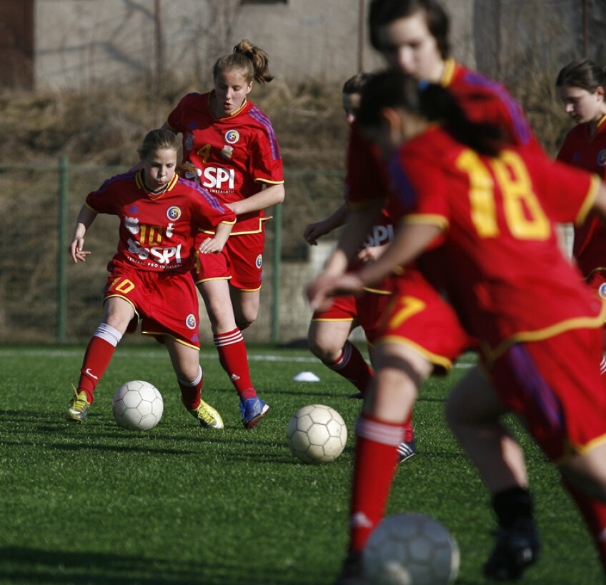 Mihaela Ciolacu (numarul 10) este o fotbalista buna si o eleva studioasa (foto: Lorand Vakarcs)
