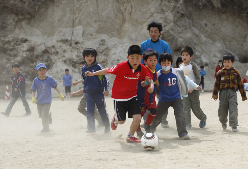 Copiii joaca fotbal cu voluntarii care ajuta Japonia in aceste zile (foto: Reuters)