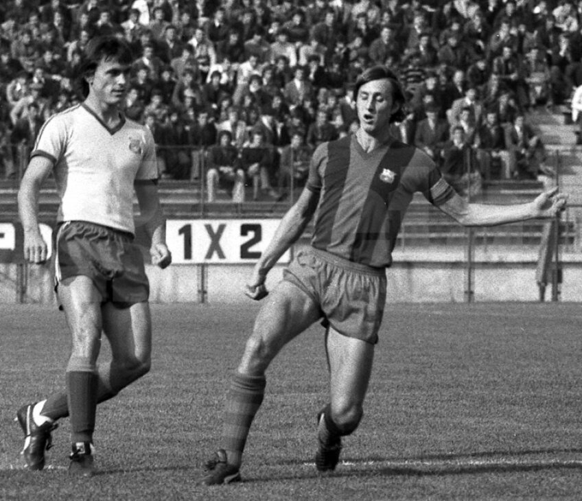 O imagine istorică din arhiva Gazetei Sporturilor. Sameş şi Cruyff, pe Ghencea, în 28 septembrie 1977, meci de Cupa UEFA cîştigat cu 3-1 de catalani