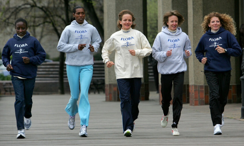 Margaret Okayo (Kenya), Berhane Adere (Etiopia), Mara Yamauchi (Marea Britanie), Deena Kastor (SUA) si Constantina Dita au alergat pe străzile londoneze înaintea cursei. foto: reuters