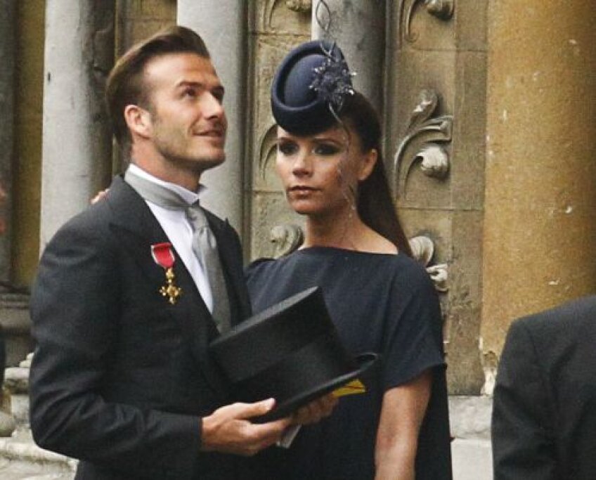 Victoria Beckham si palaria ei sobra, dar foarte speciala. Linga Victoria, sotul ei, David Beckham, purtind in mina elegantul joben (foto: Reuters)