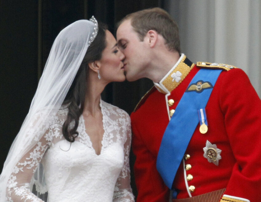 Milioane de oameni au aşteptat sărutul Prinţului William şi a soţiei sale, Catherina, Ducesa de Cambridge, la balconul Palatului Buckingham