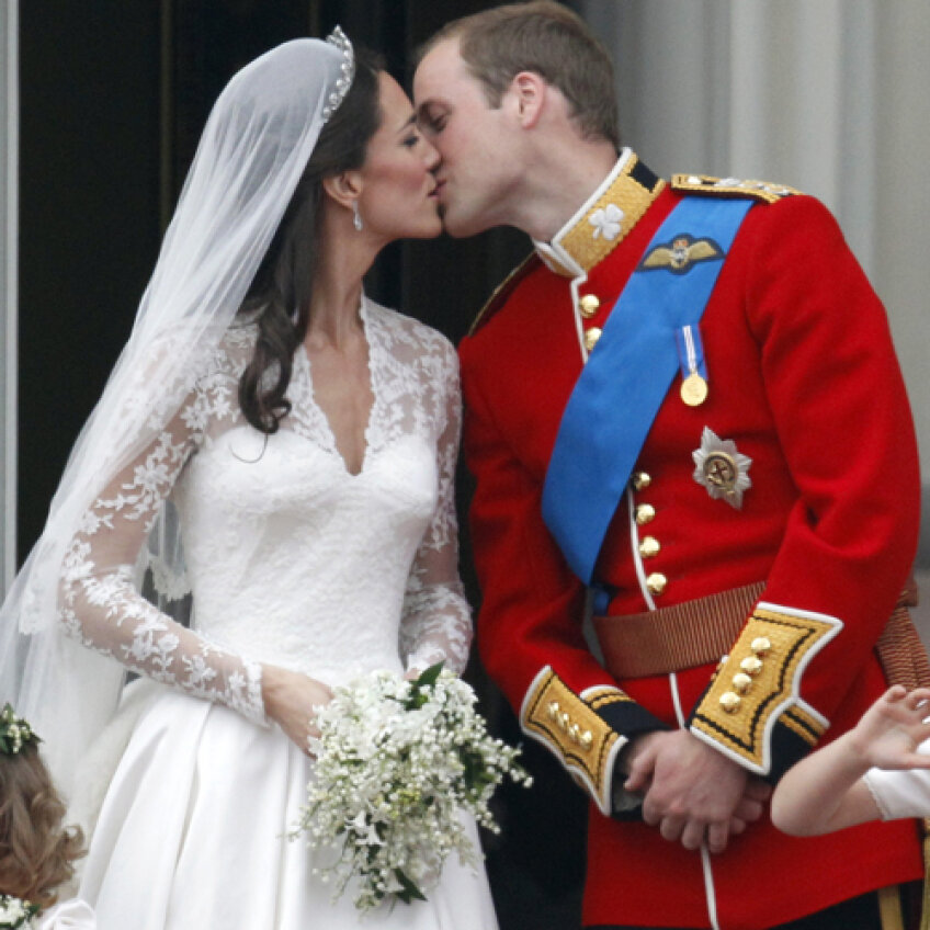 Sărutul mirilor din balconul Palatului Buckingham, de după ceremonia de la Westminster Abbey foto: Reuters