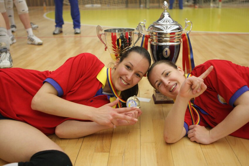 Sîrboaicele Jasna Majstorovici şi Marina Vujovici au sărbătorit pe parchet titlul Foto: Telegraf Constanţa