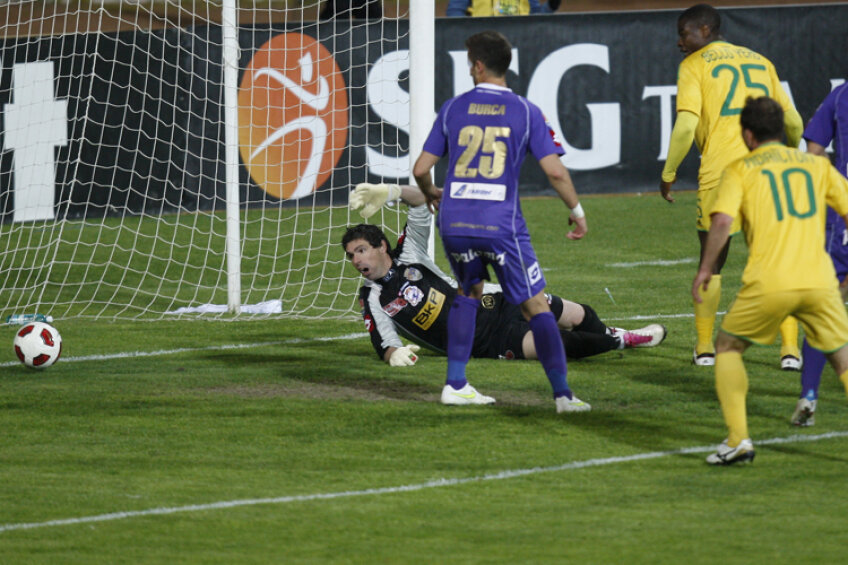 Taborda a fost păcălit
la golul Vasluiului de
căpitanul său, Dan Alexa Foto: Alex Nicodim