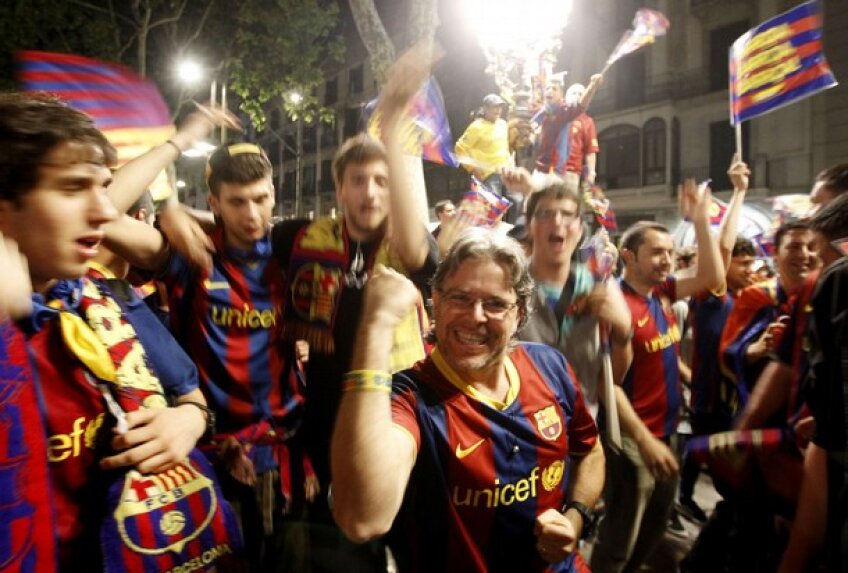 Fanii catalanii au sărbătorit pînă dimineaţă cîştigarea celui de-al treilea titlu consecutiv