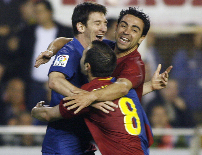 Messi, Xavi şi Iniesta compun triunghiul magic care subordonează jocul adversarilor Foto: Reuters