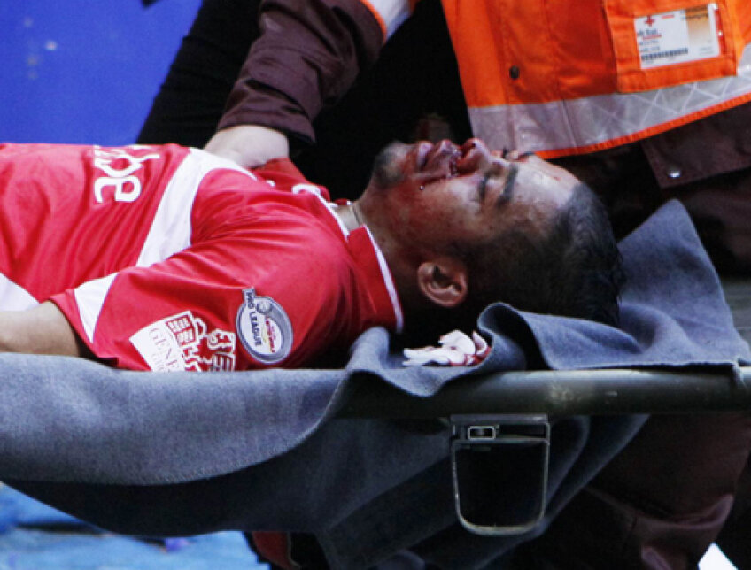 Mehdi Carcela e scos de pe teren pe targă Foto: Reuters