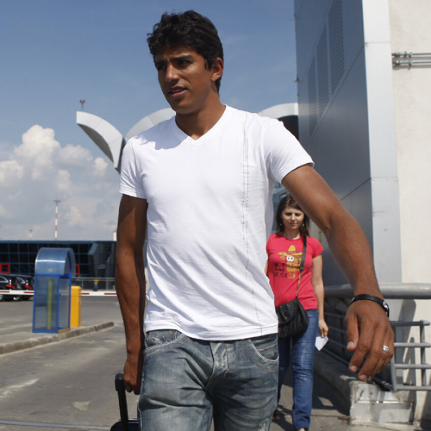 Ieri, la sosirea în
București, Wires a fost
extrem de încîntat de
vremea călduroasă din
Capitală Foto: Alex Nicodim