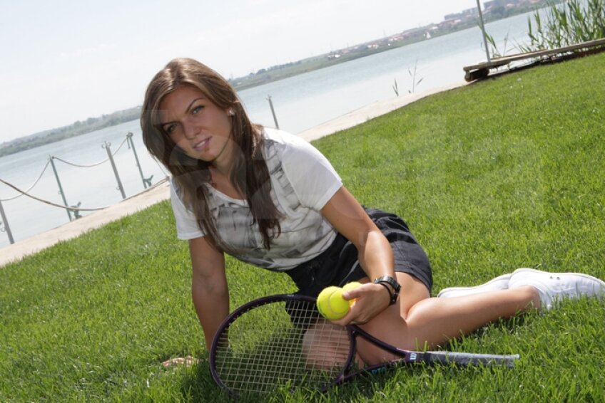 Simona Halep se relaxează în iarbă acasă Foto: Telegraf (Constanţa)