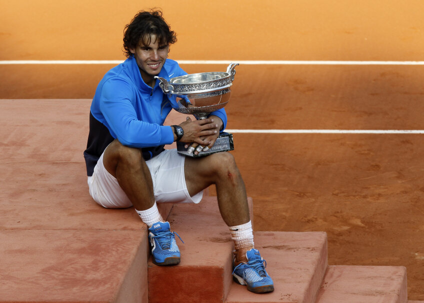 Rafael Nadal ţine trofeul de la Roland Garros