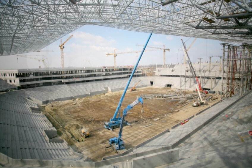 Stadionul din Lvov are 33.788 de locuri pentru spectatori, toate acoperite. Acoperişul arenei va fi transparent, din motive de luminozitate. Iar nivelurile arenei sînt despărţite de o promenadă