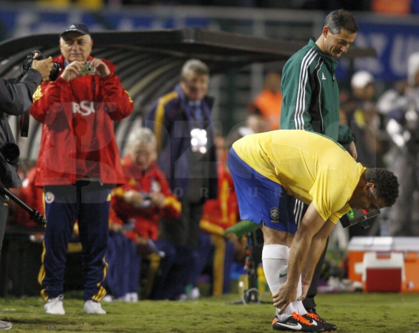 Retragerea lui Ronaldo nu i-a lăsat indiferenţi pe membrii staffului tehnic al României. Pompiliu Popescu, medicul naţionalei, nu putea rata poza cu celebrul brazilian