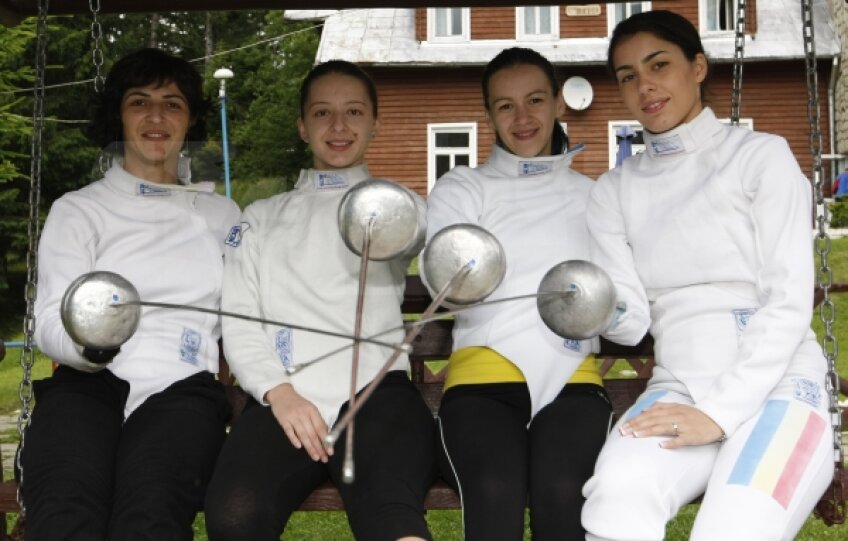 Anca Măroiu, Ana Brînză, Simona Alexandru şi Loredana Iordăchioiu (de la stînga la dreapta) sînt campioane europene la spadă Foto: Gabriela Arsenie