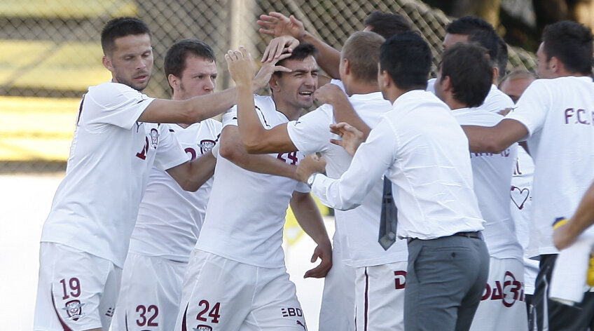 La primul meci oficial pentru giuleşteni, Surdu a marcat primul său gol în tricoul Rapidului şi s-a repezit în braţele naşului, Răzvan Lucescu