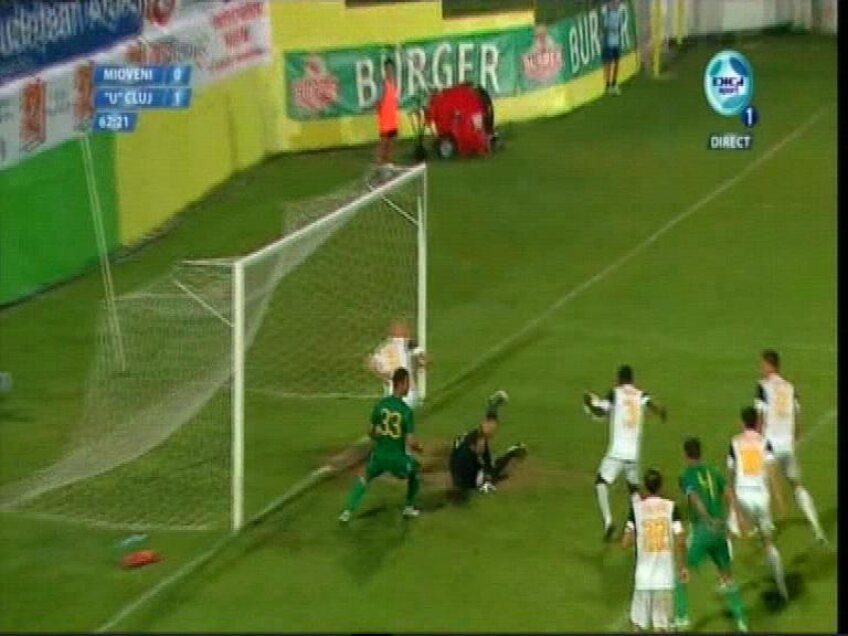 Faza in care Mendy scoate mingea cu mina din drumul spre poarta (captura DigiSport)