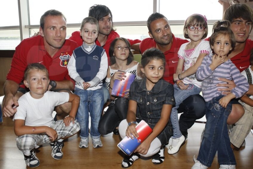 13 copii au primit cadouri de la jucătorii Stelei Foto: Cristi Preda