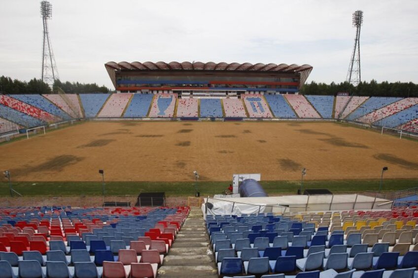 Gazonul de pe stadionul Ghencea e deplorabil Foto: Alex Nicodim