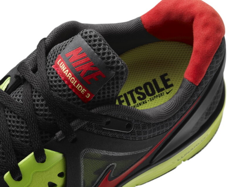 Pantoful Nike Lunarglide+ 3 este disponibil în magazinele Nike din România, în două variante atât pentru femei cât şi pentru bărbaţi