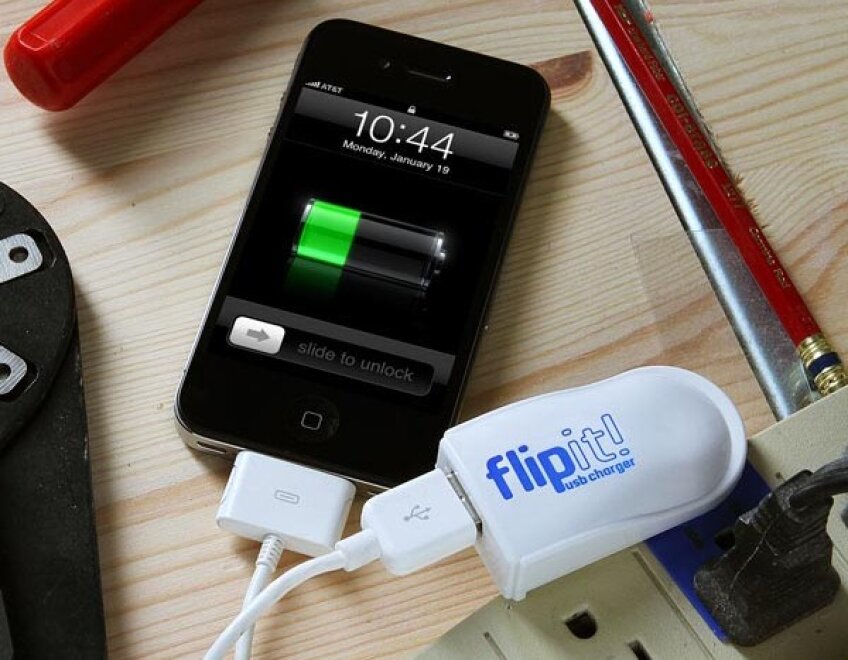 FlipIt - încărcător USB portabil, care funcţionează chiar dacă priza e ocupată