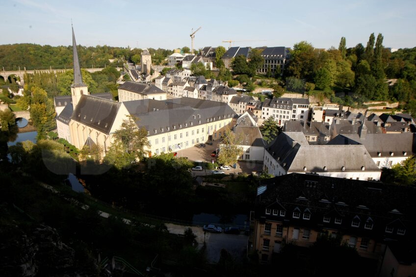 Imagini din Luxembourg, capitala Marelui Ducat al Luxemburgului. Mănăstirea Neumunster, locul unde, la 25 aprilie 2005, s-a semnat Tratatul de Aderare a României la Uniunea Europeană
