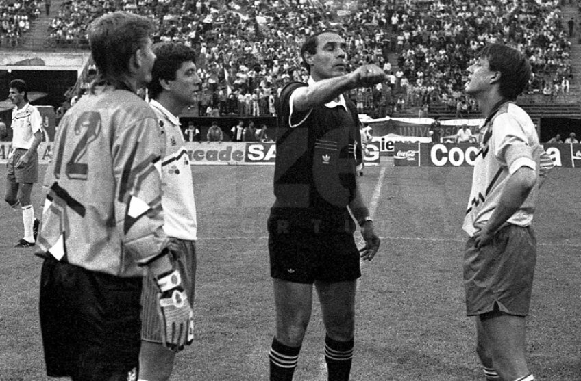 Emil Săndoi (dreapta) era căpitanul Universităţii Craiova la finala de Cupă din 1993 cu Dacia Unirea Brăila, scor 2-0. Era ultimul meci pentru Craiova, urma să se transfere în Franţa. Accidentarea l-a ţinut în Liga 1