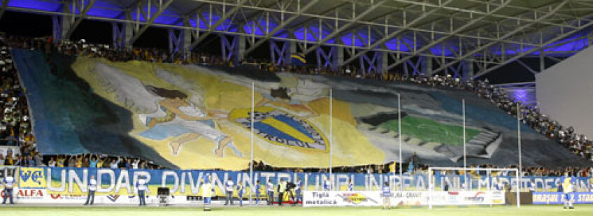 Suporterii au afişat un banner cît toată peluza cu îngeri şi cu chipul lui Ilie Oană